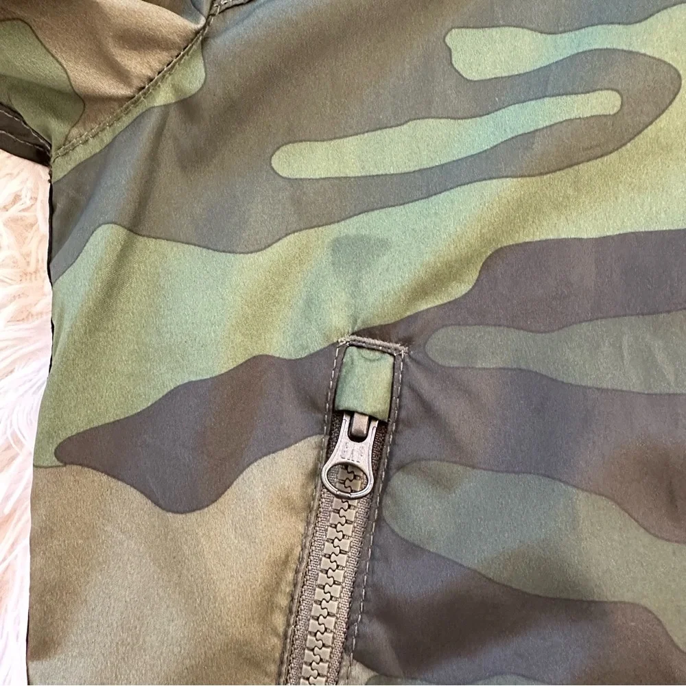 GAP KIDS Boys Green Camo Hooded Lightweight Windbreaker Jacket Size 6/7 Zip